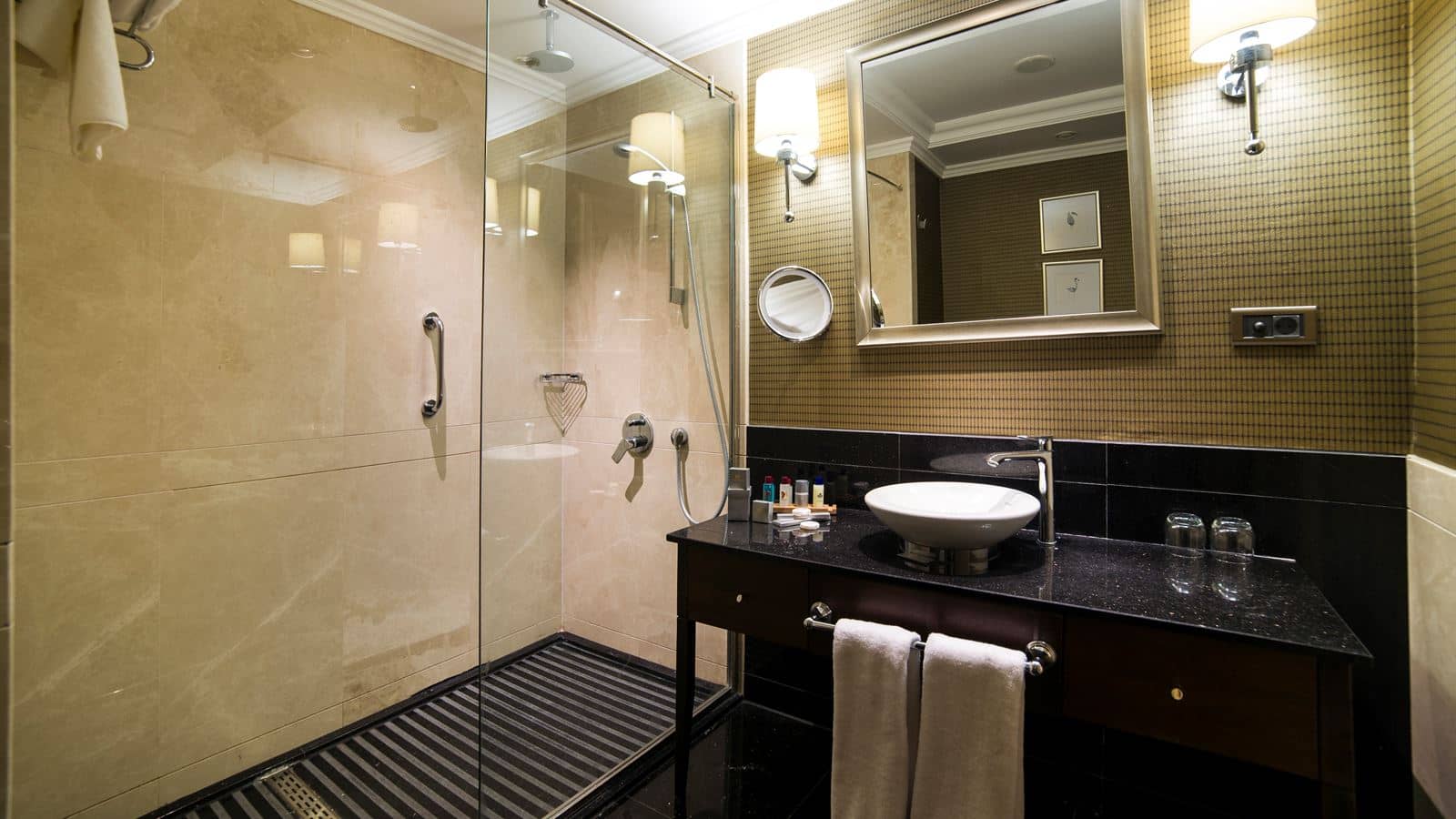 rooms-deluxe-large-land-view