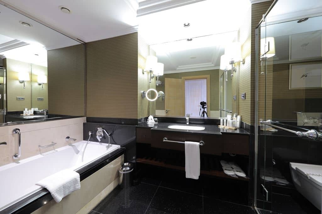 rooms-deluxe-side-sea-view