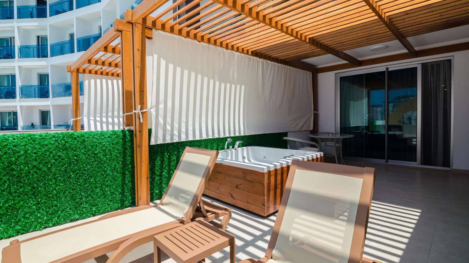 rooms-deluxe-room