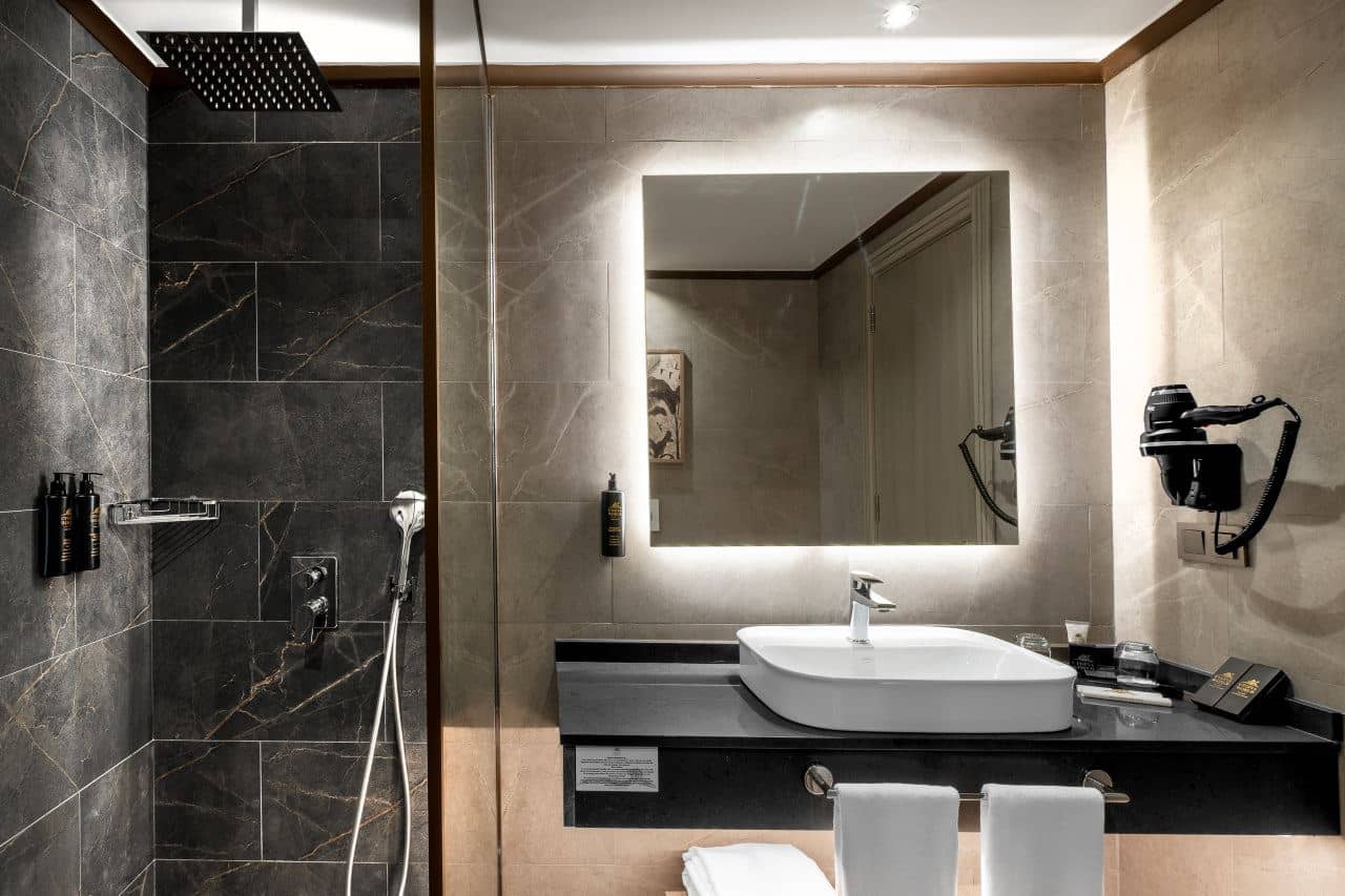 rooms-corner-suite-room