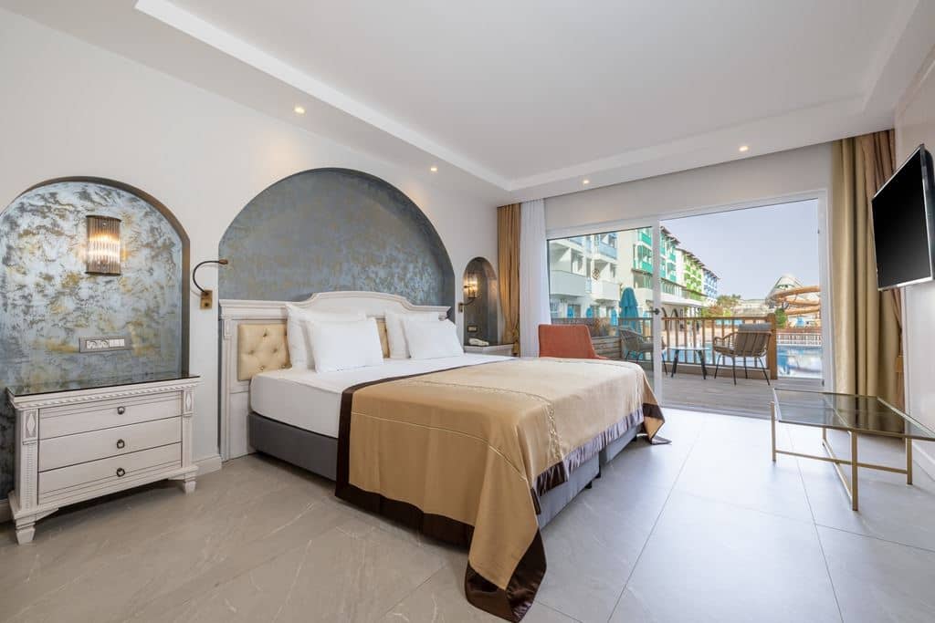rooms-club-family-suite-swimup-sharing-pool