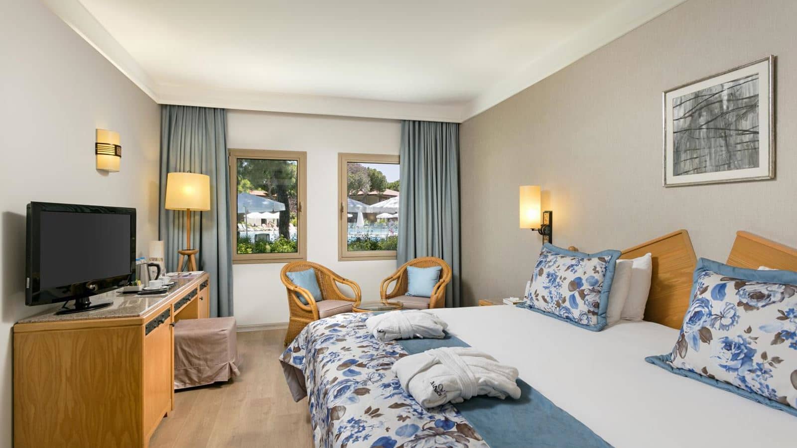 rooms-coral-room