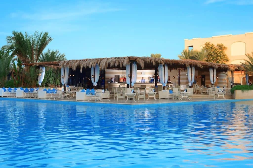 restaurants-la-perla-pool-bar