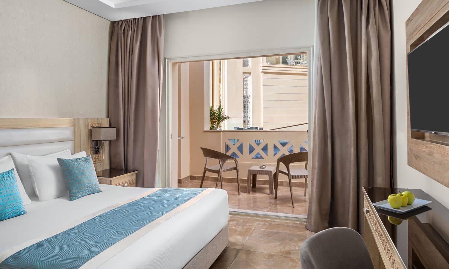 rooms-family-room-garden-view