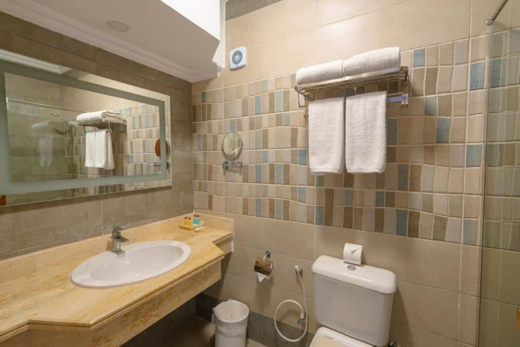 rooms-superior-sea-and-pool-view-room