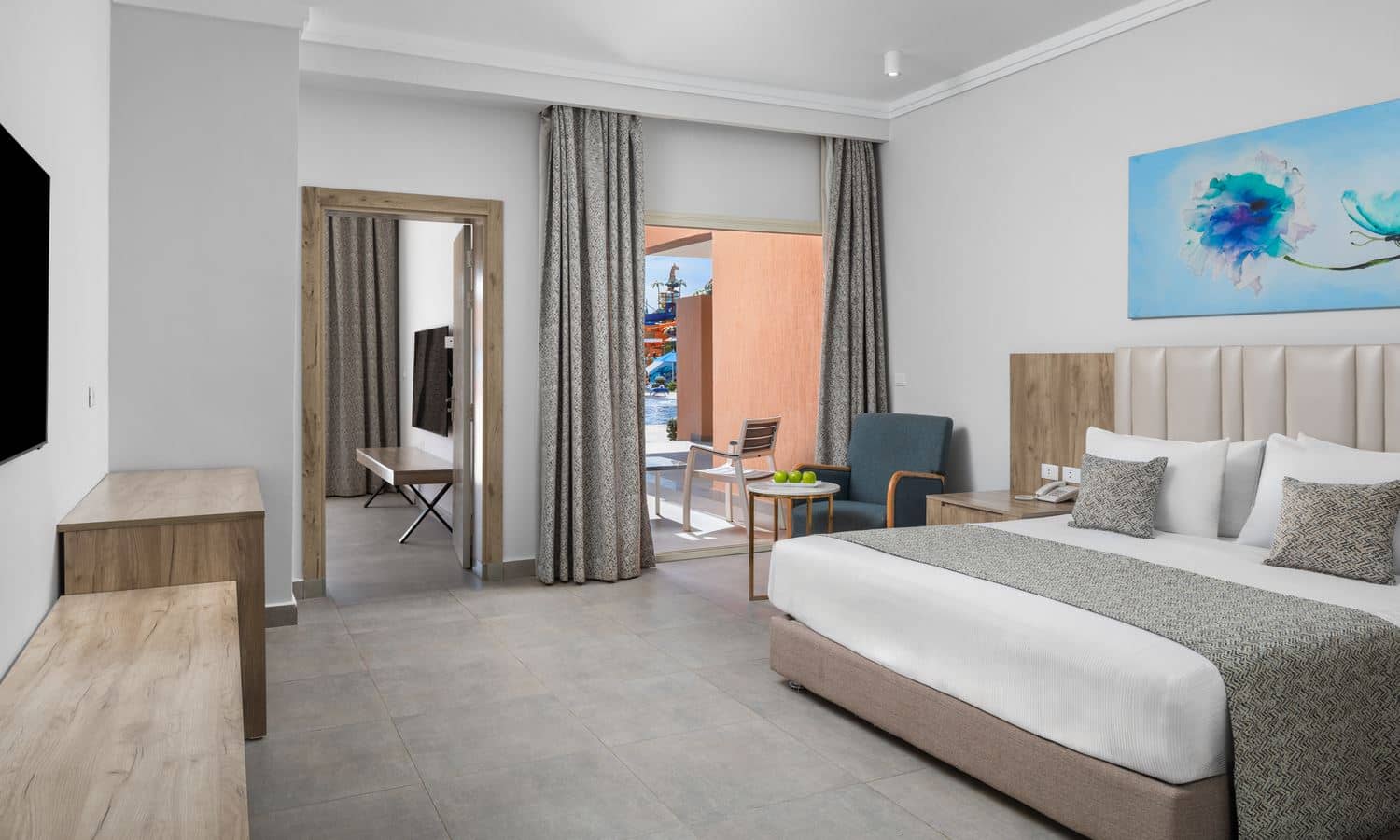 rooms-coral-premium-family-room-pool-view