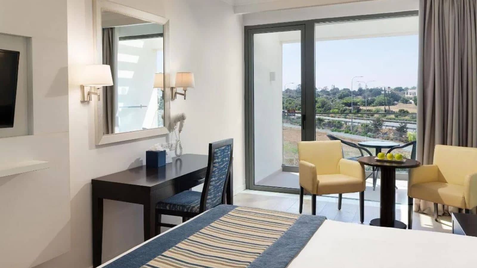 rooms-deluxe-room-inland-view-frenchbalcony-economy