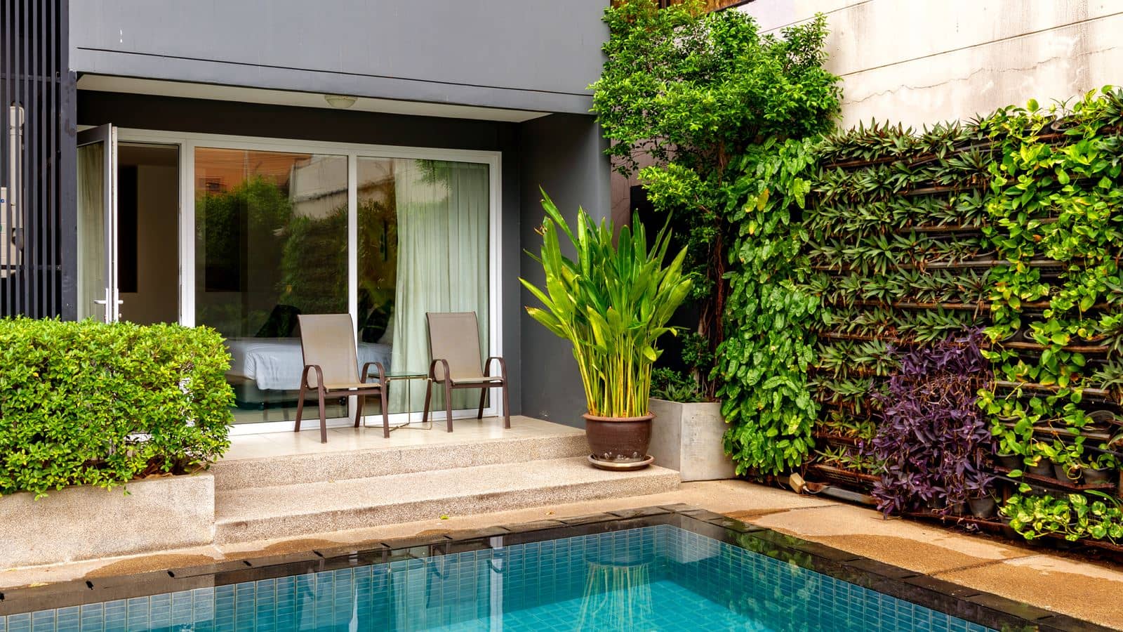 rooms-pool-pent