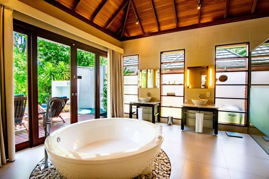 rooms-king-deluxe-beachfront-pool-villas