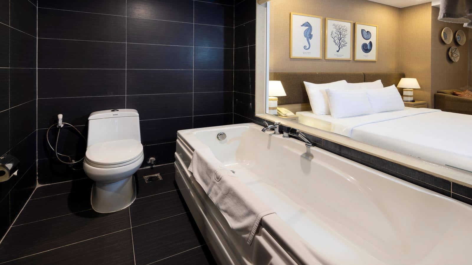 rooms-room-deluxe-sea-view-with-balcony