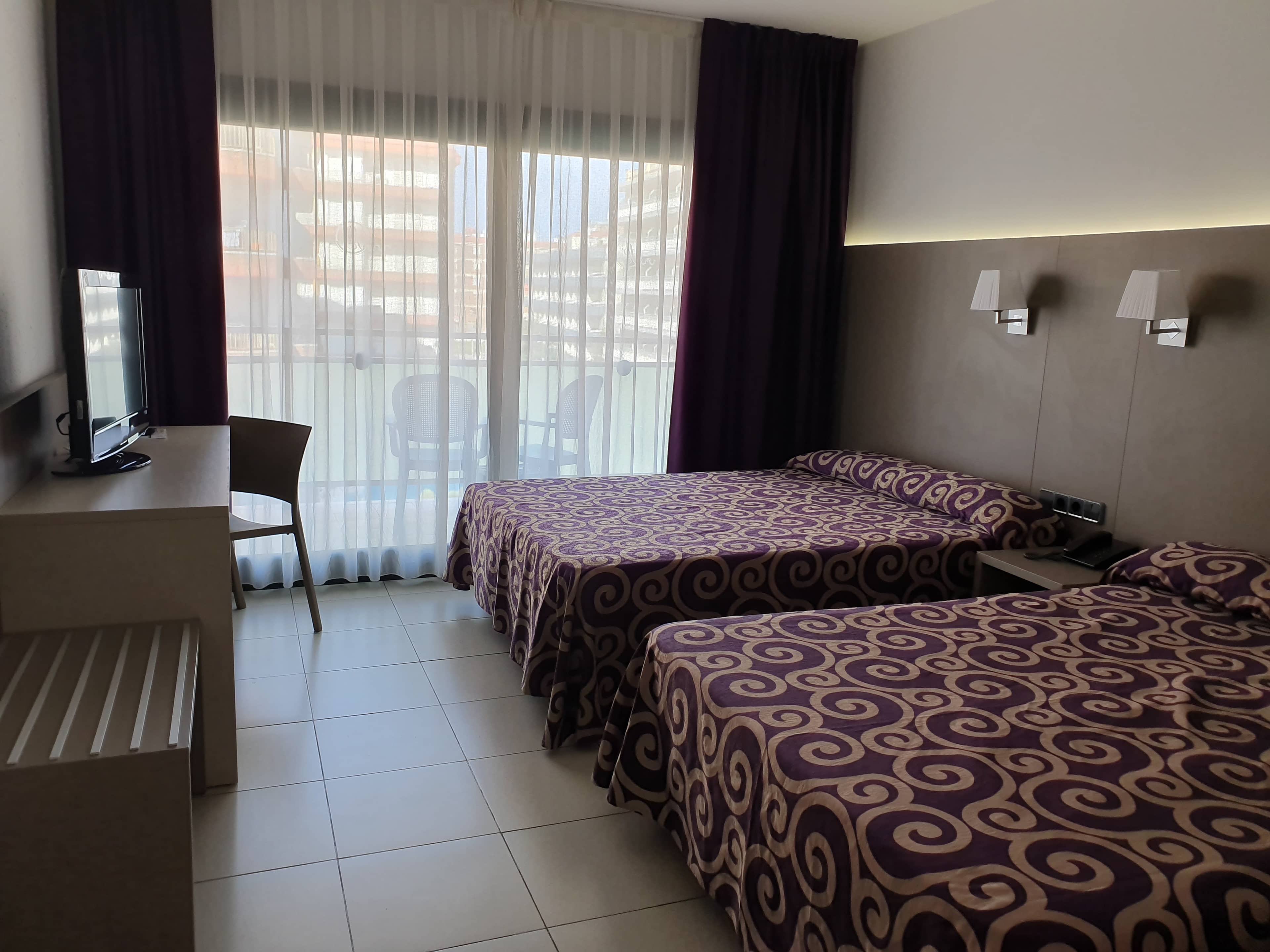 rooms-standard-room-pool-view
