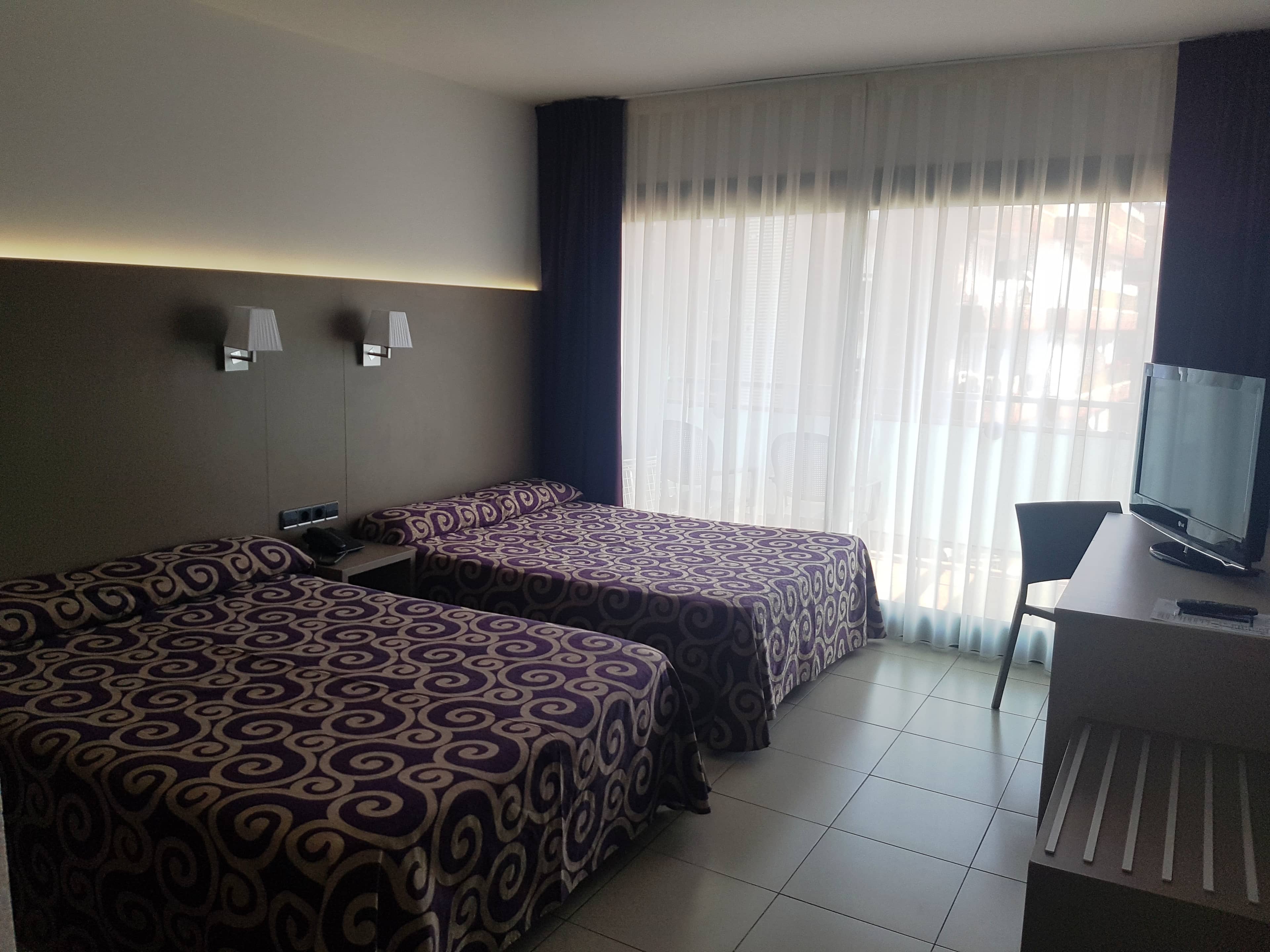 rooms-standard-room-pool-view
