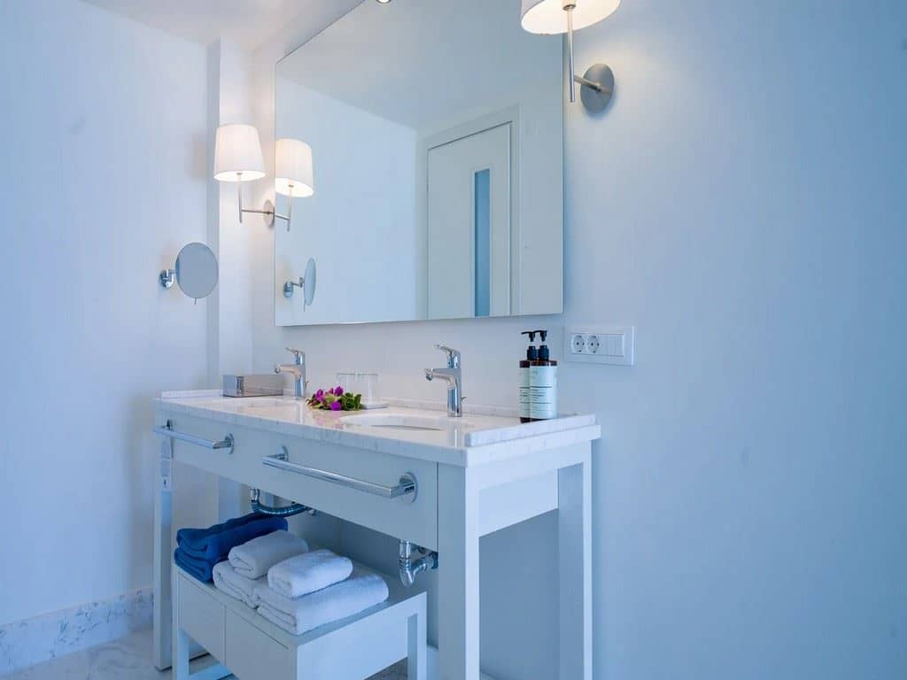rooms-superior-bungalow-water-front