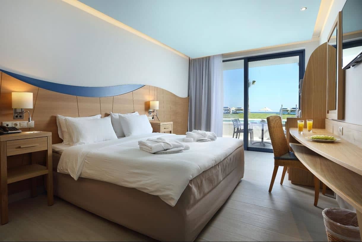 rooms-suite-sea-front-open-plan-sharing-pool