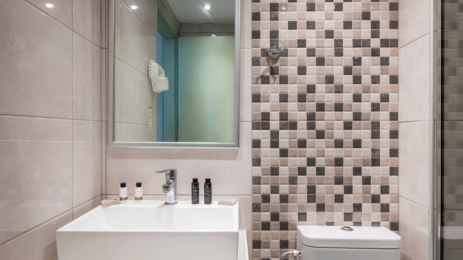 rooms-superior-family-room