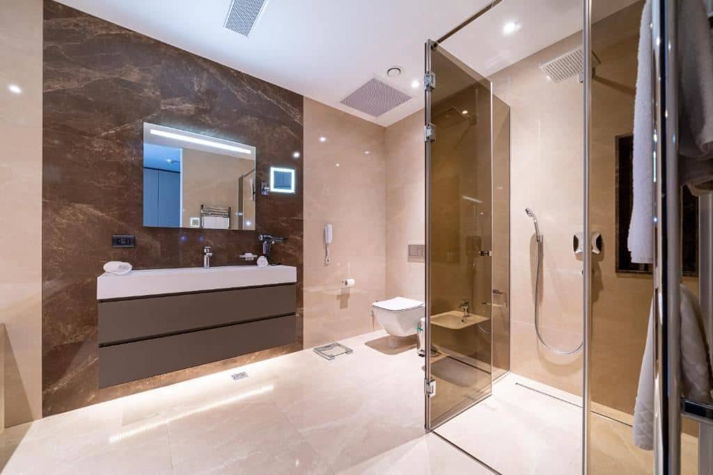 rooms-luux--pool-side