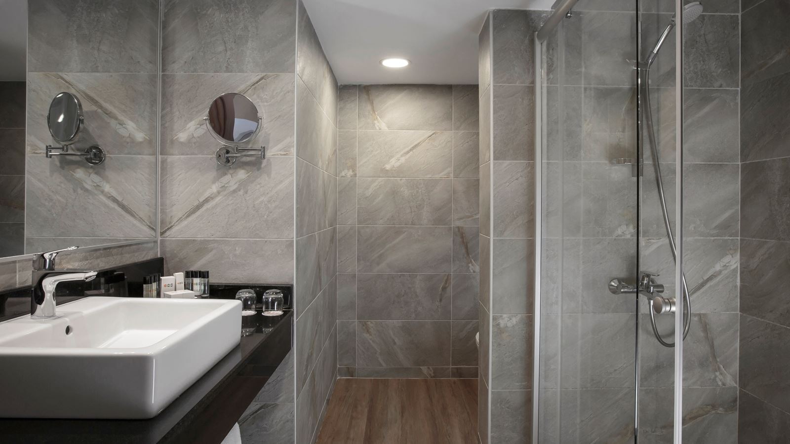 rooms-garden-suit
