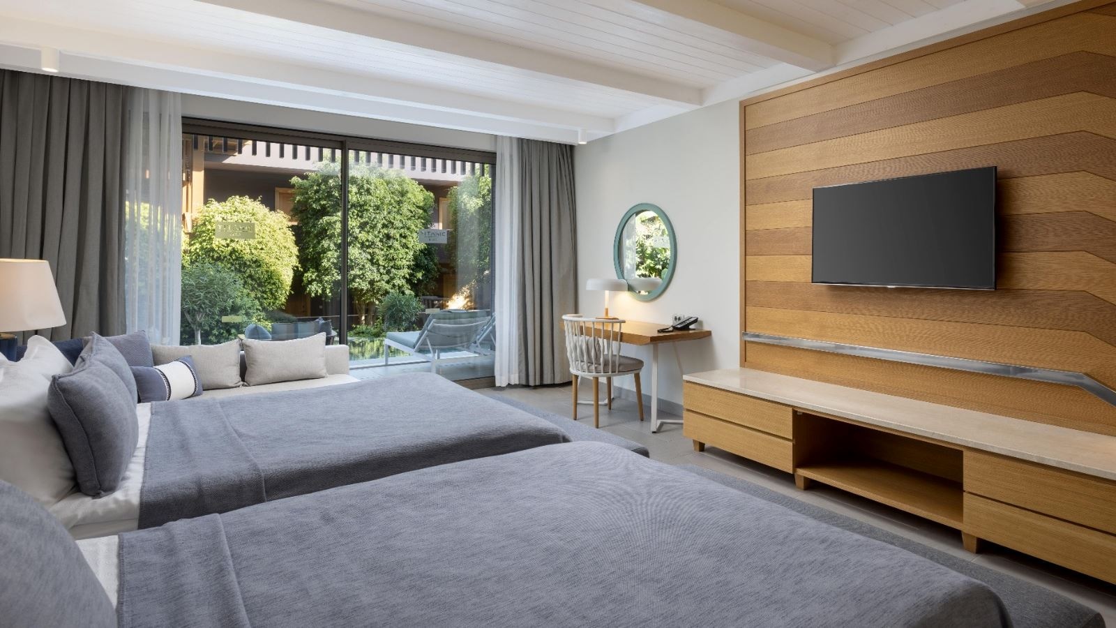 rooms-swim-up-superior-room