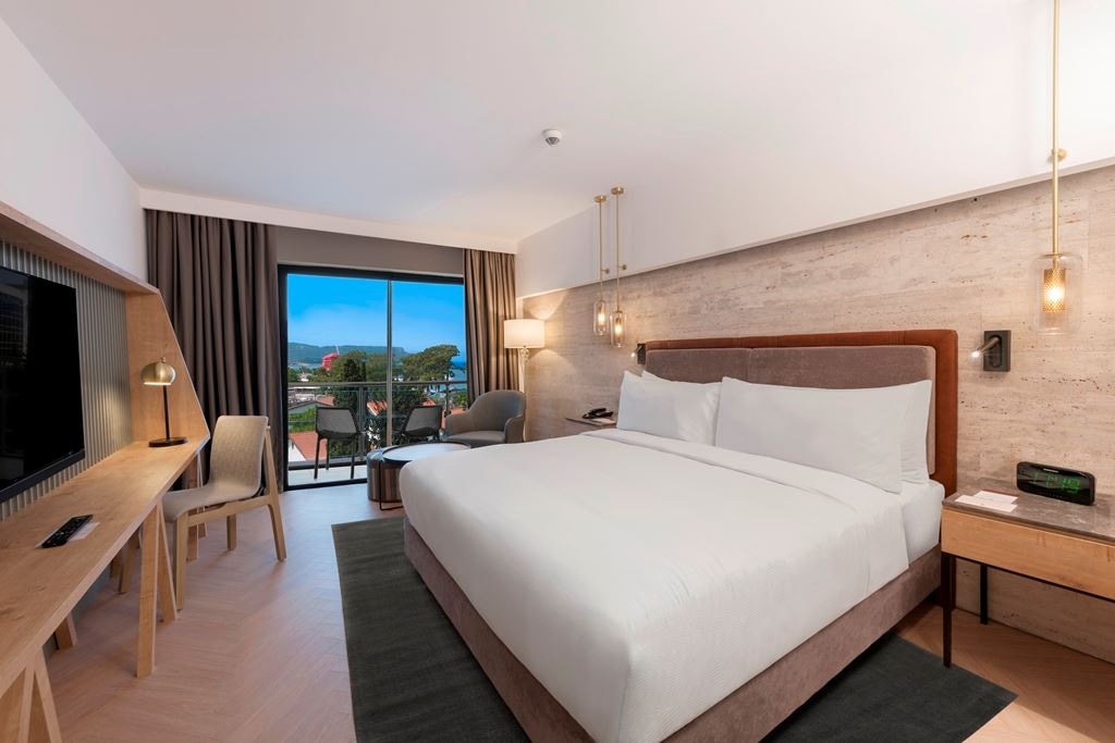 rooms-guest-room-land-view
