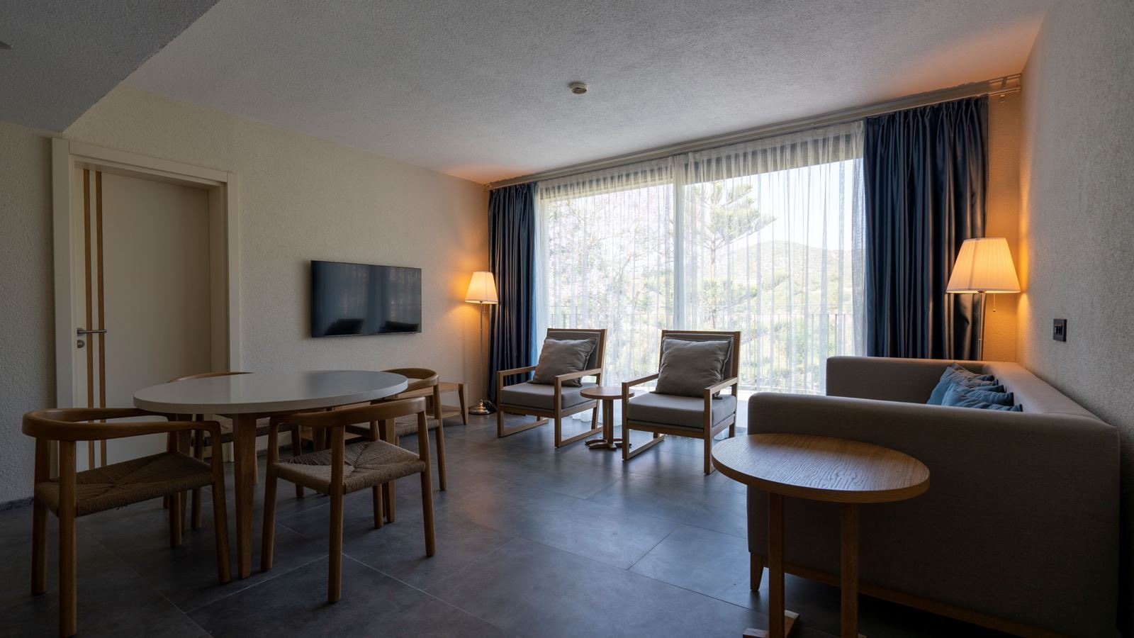 rooms-deluxe-suit-room