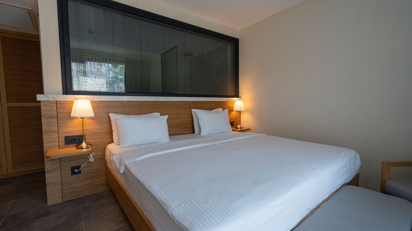 rooms-deluxe-suit-room