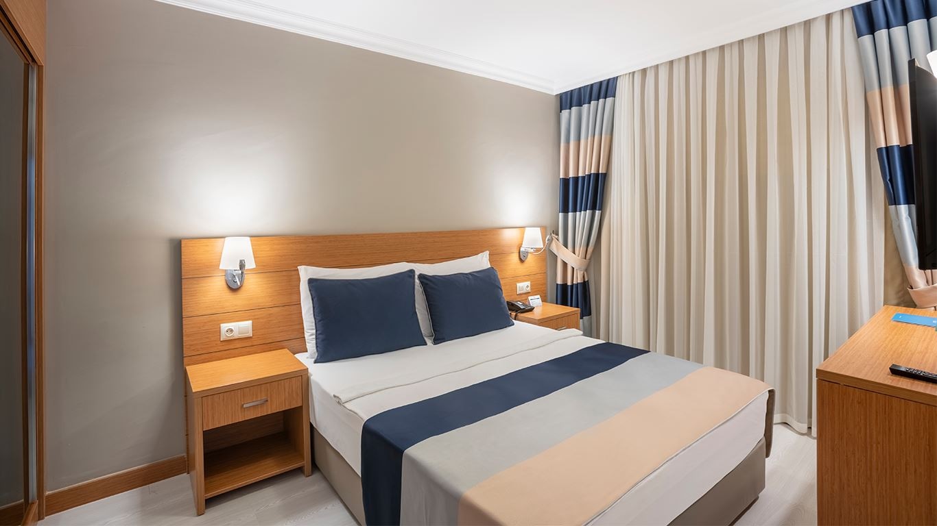 rooms-family-room-with-2-bedrooms-2-bathrooms