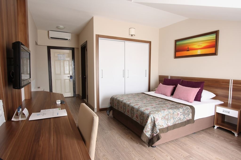 rooms-coral-room