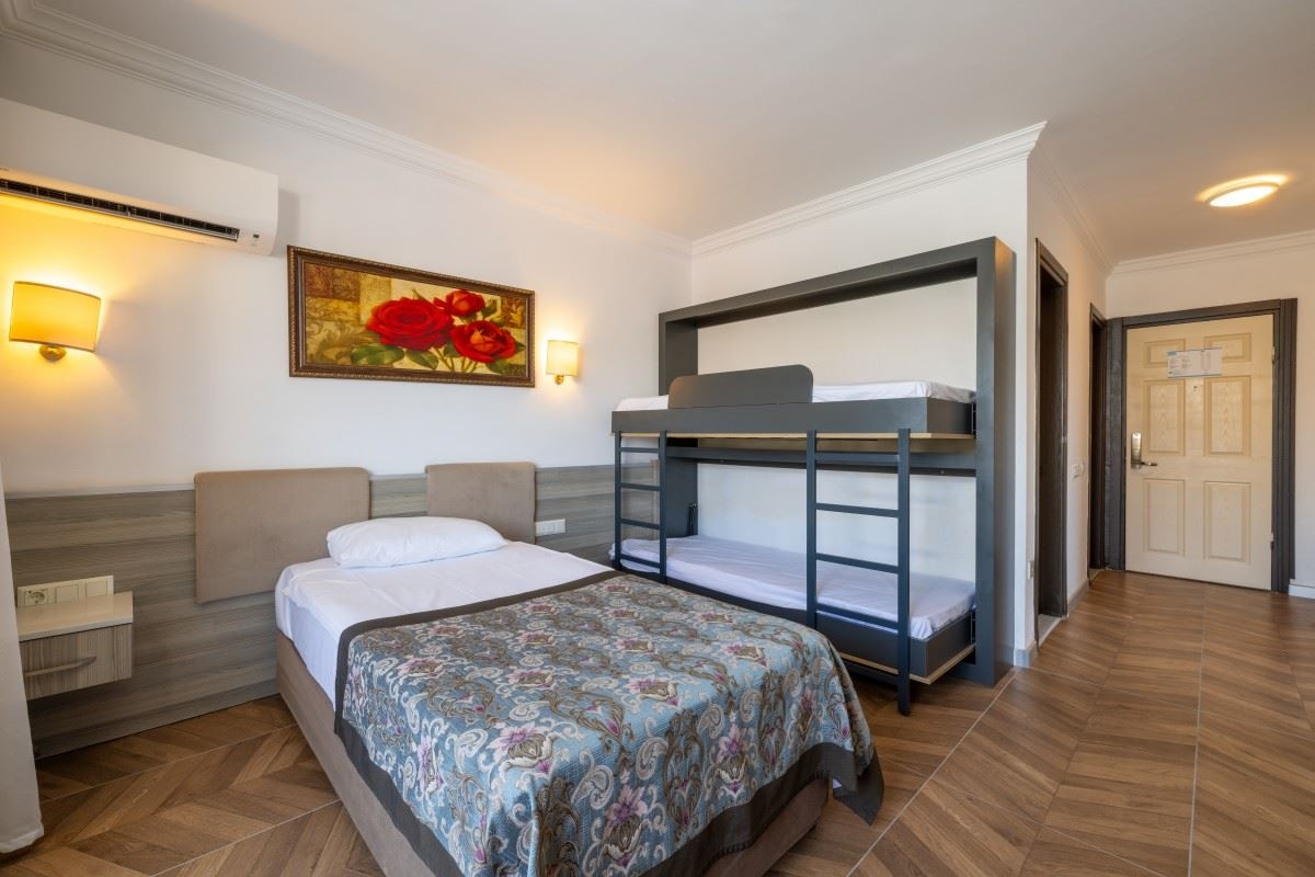 rooms-family-room-land-view-with-bunkbed