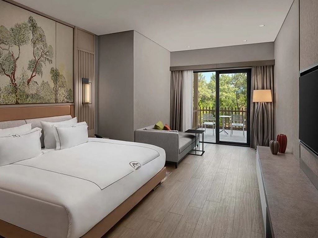 rooms-family-room-forest-view