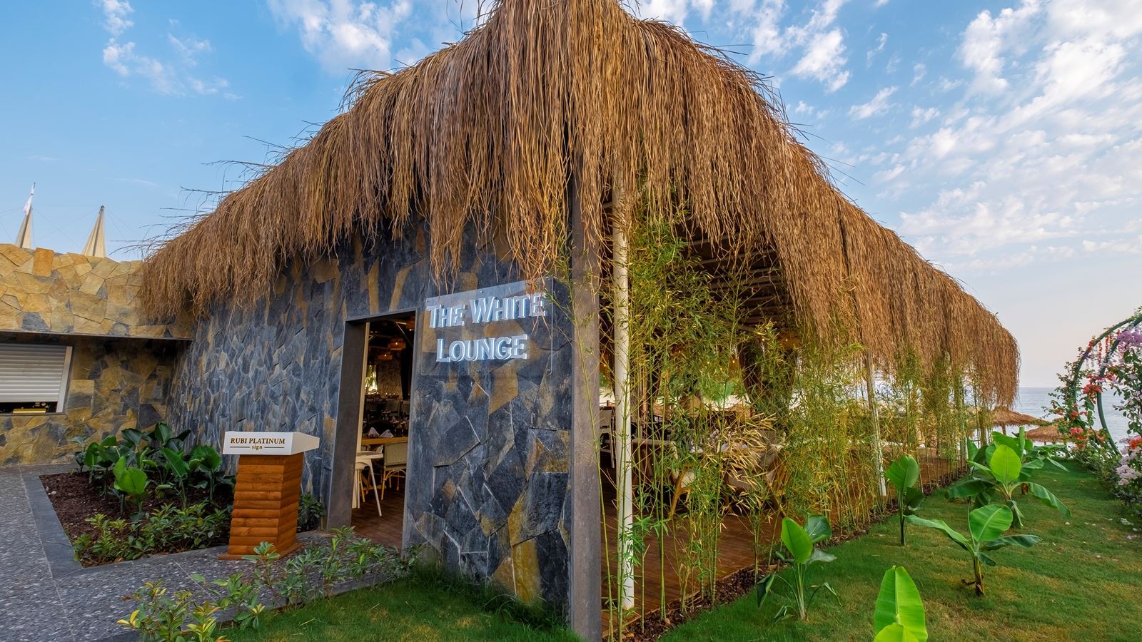 bars-the-white-lounge-bar