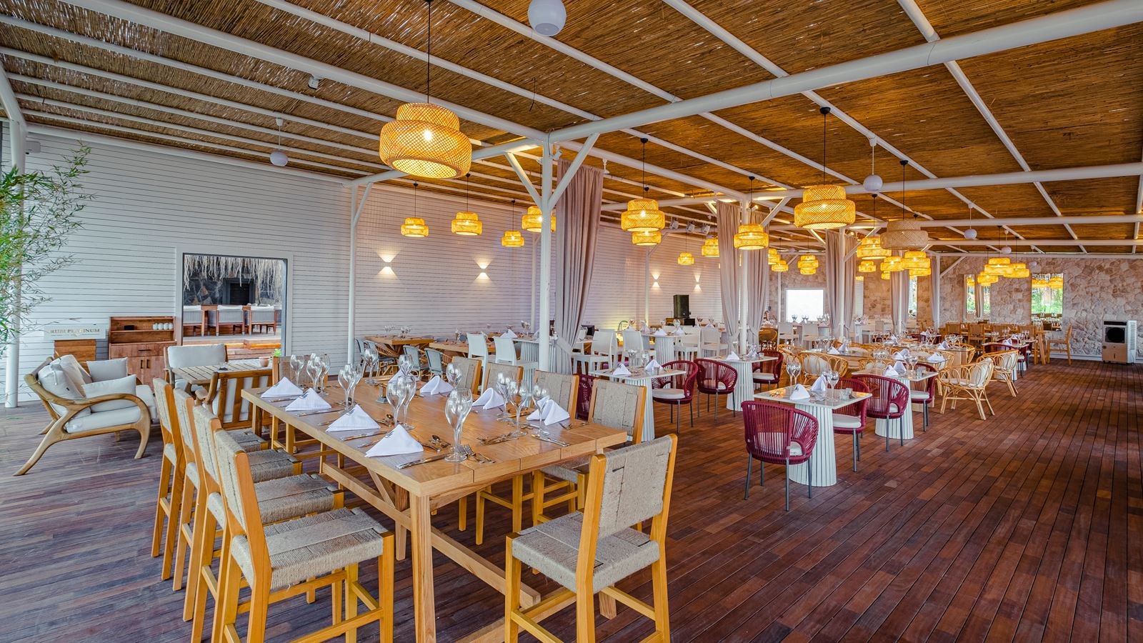 bars-the-white-lounge-bar
