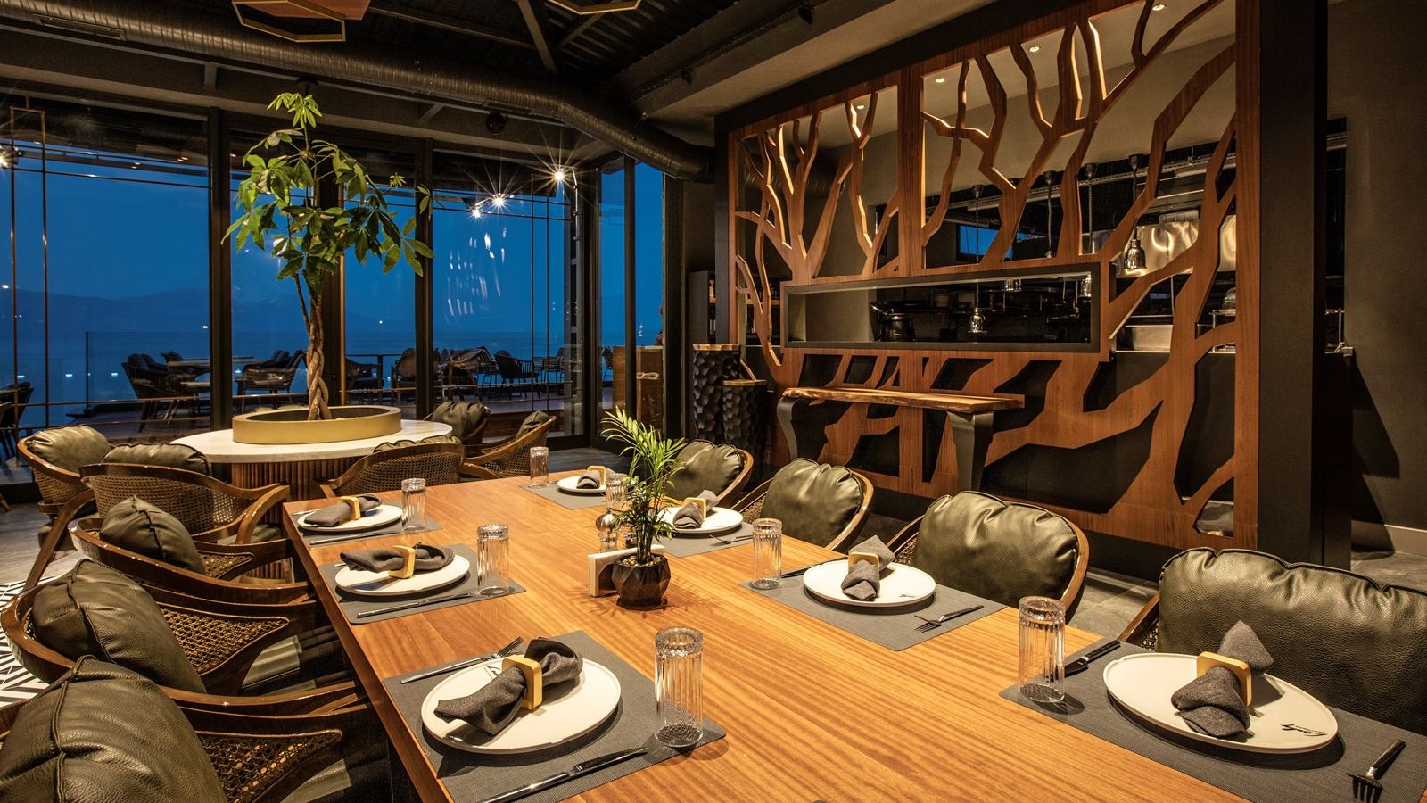 restaurants-lucky-restobar-international