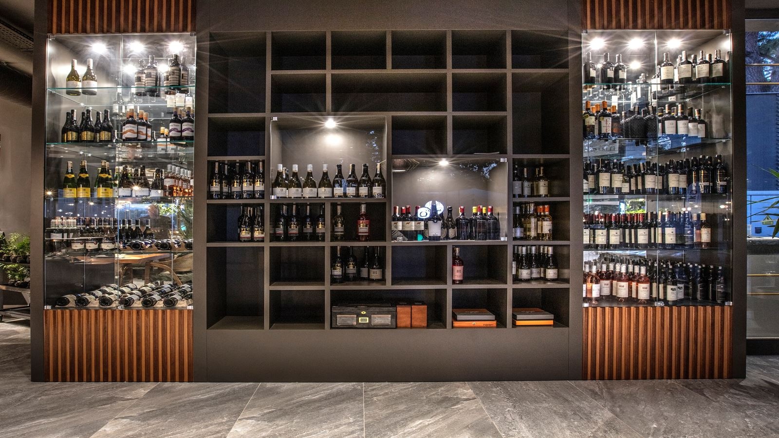 restaurants-lucky-restobar-international