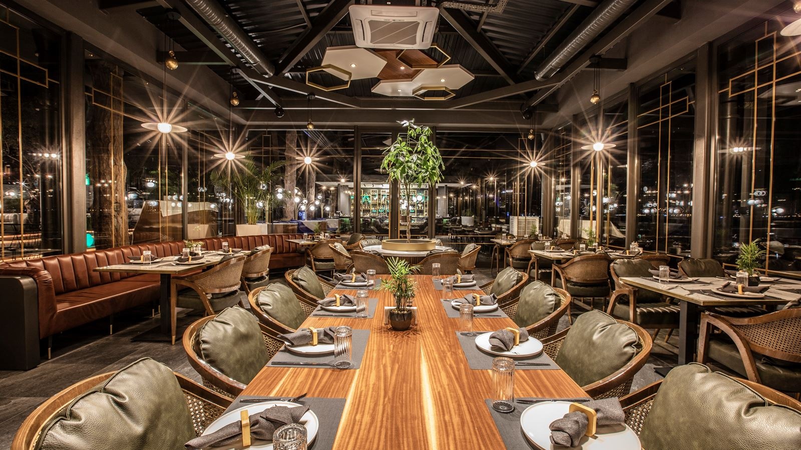 restaurants-lucky-restobar-international