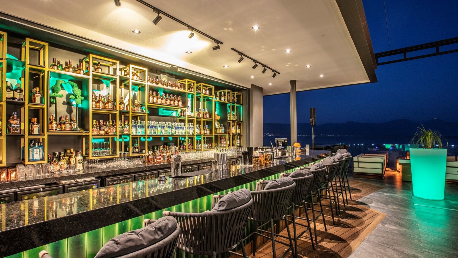 bars-lucky-lounge-cigar-bar