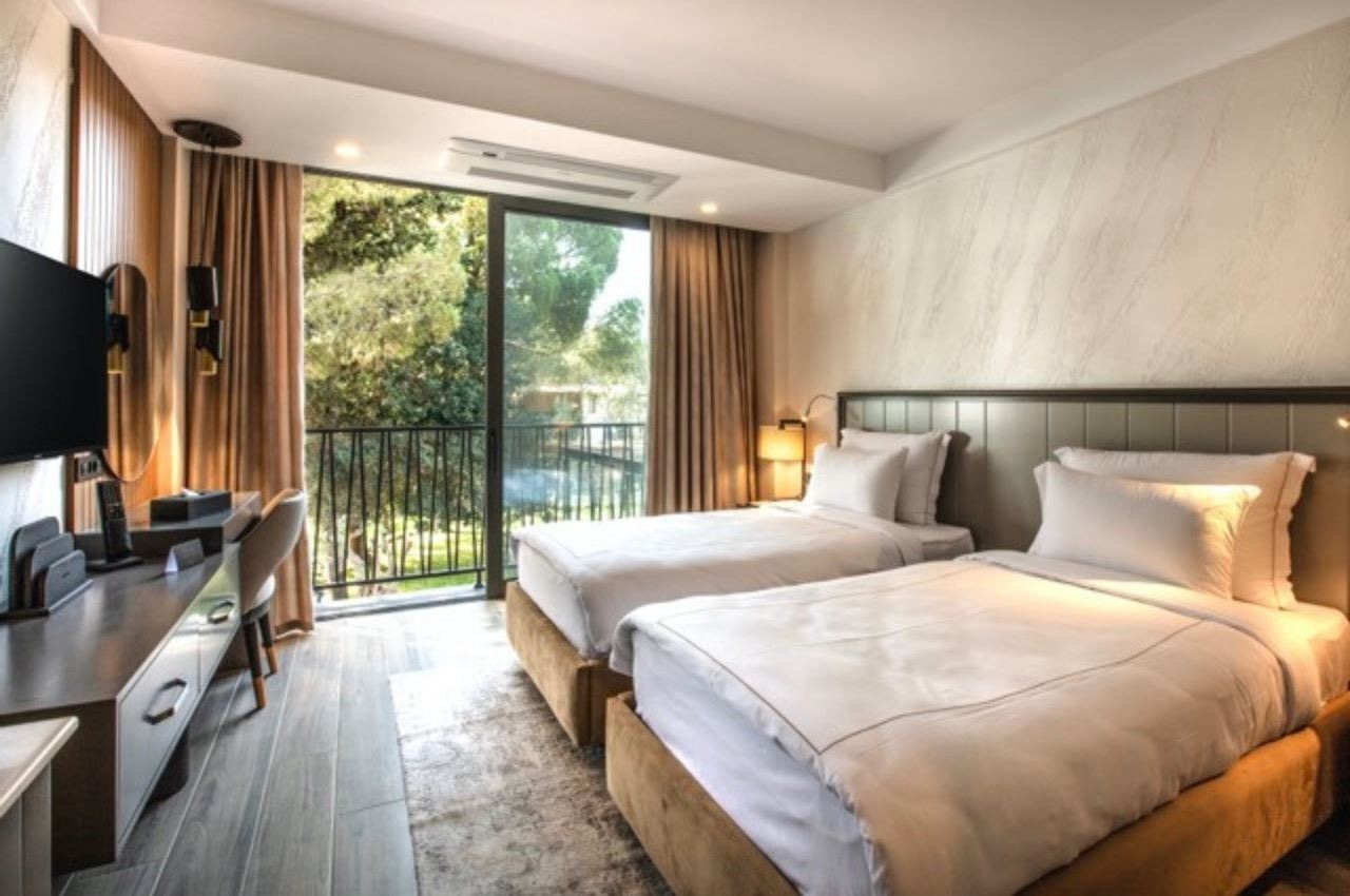 rooms-deluxe-room-gardenview-balcony