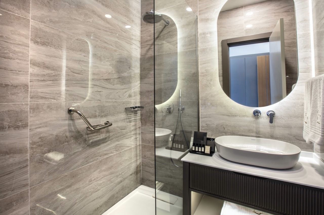 rooms-swim-up-comfort-room-main-building