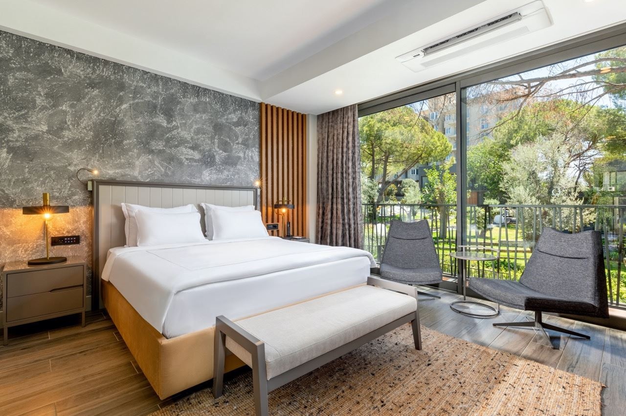 rooms-large-deluxe-room-garden-french-balcony