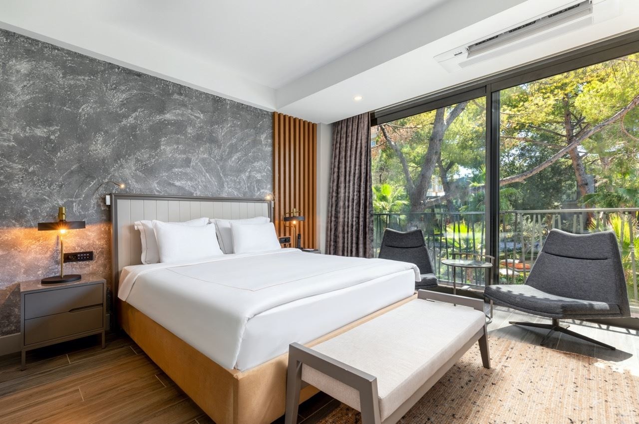 rooms-large-deluxe-room-garden-french-balcony