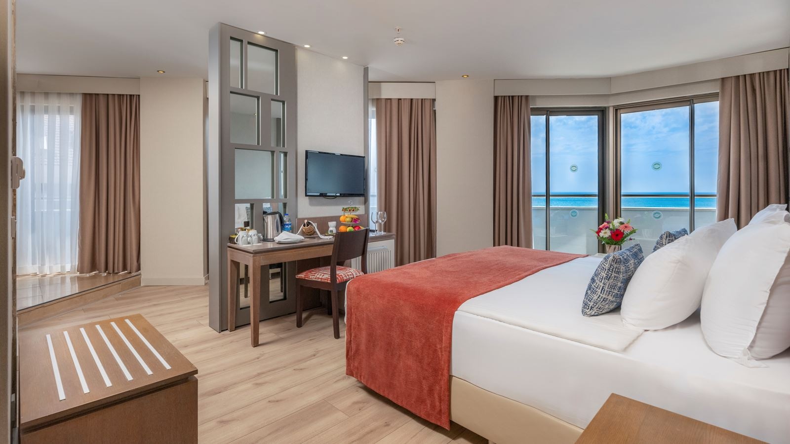 rooms-deluxe-jacuzzi-balcony-land-view
