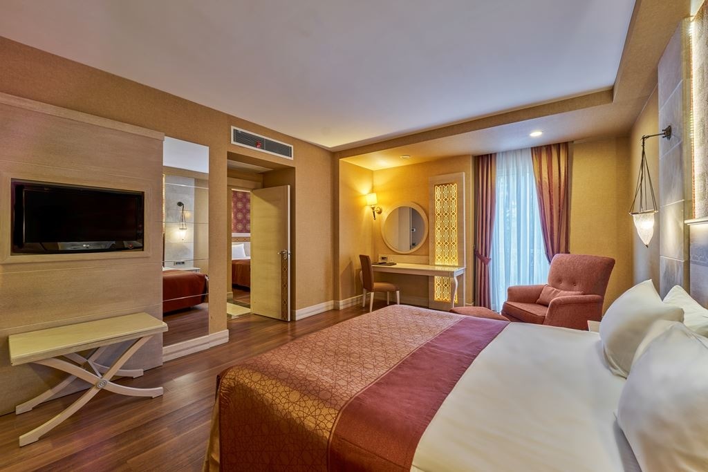 rooms-deluxe-family-room