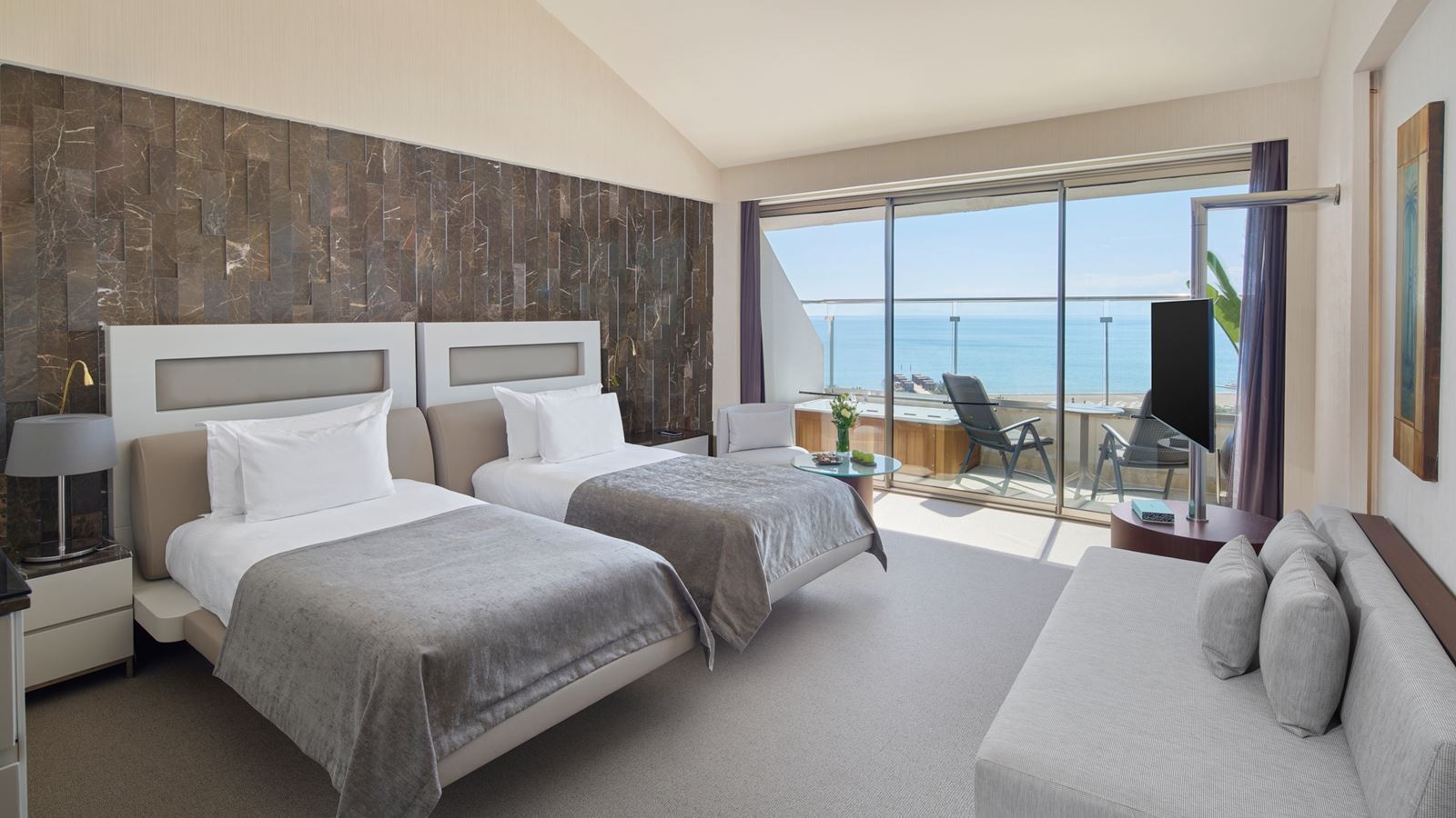 rooms-family-suite-roof-land