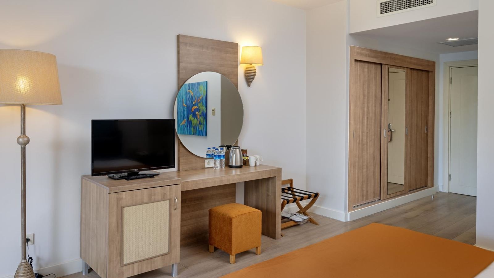 rooms-hotel-standard-room-lake-view