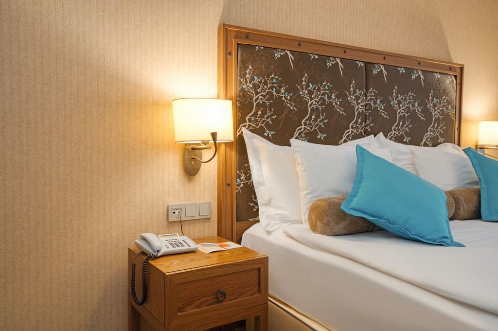 rooms-deluxe-family-room