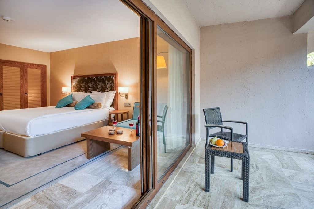 rooms-deluxe-family-room