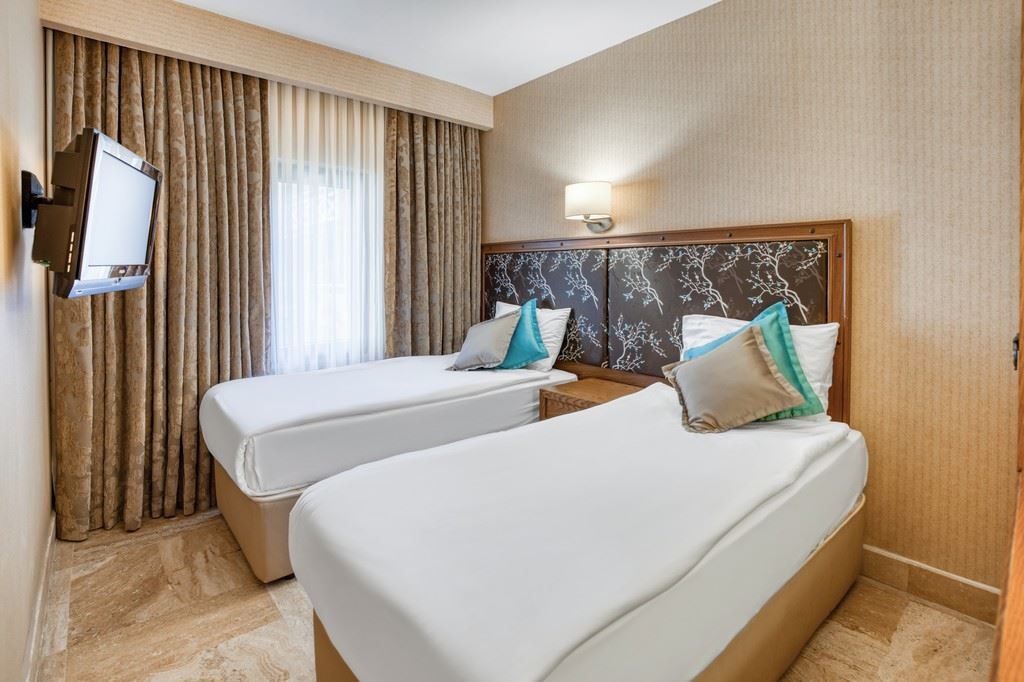 rooms-deluxe-family-room