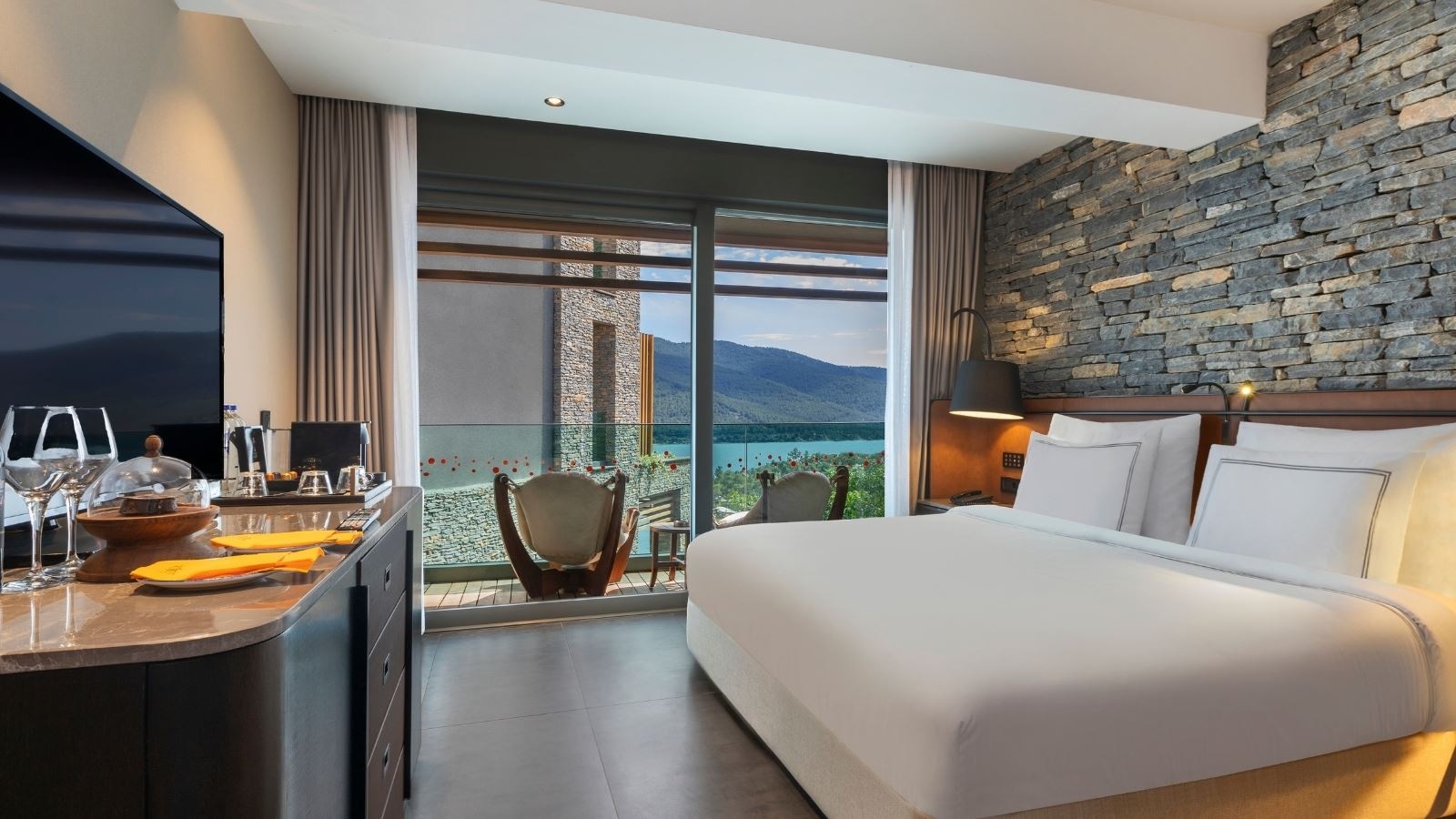 rooms-superior-room-land-view