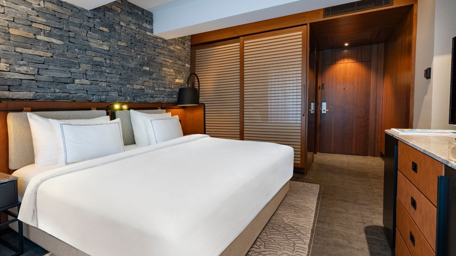 rooms-superior-room-land-view