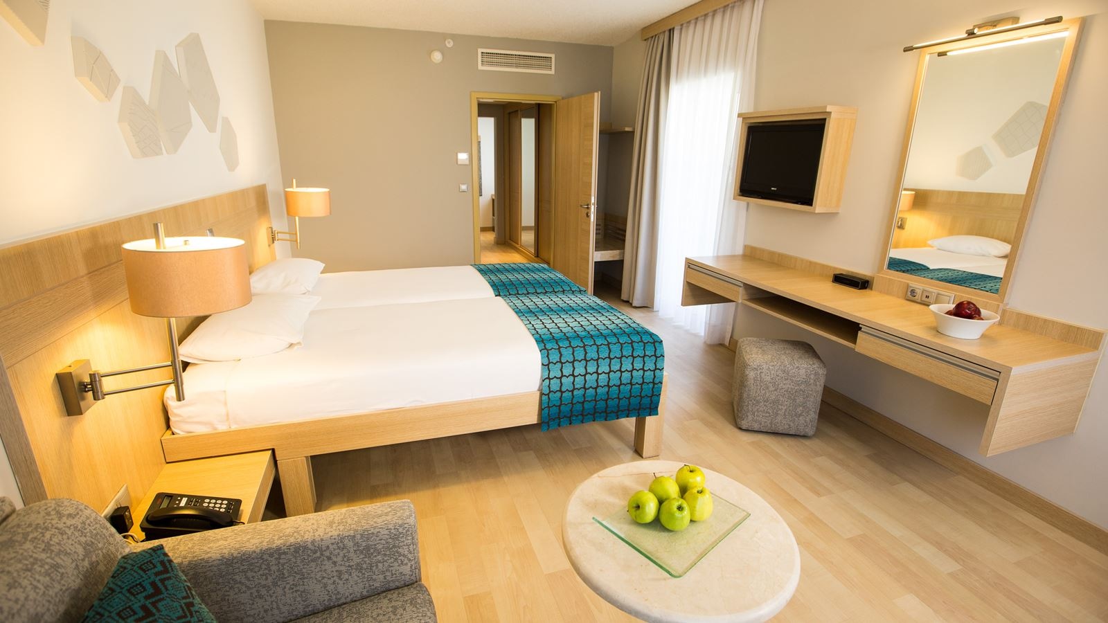 rooms-family-suit--in-main-building