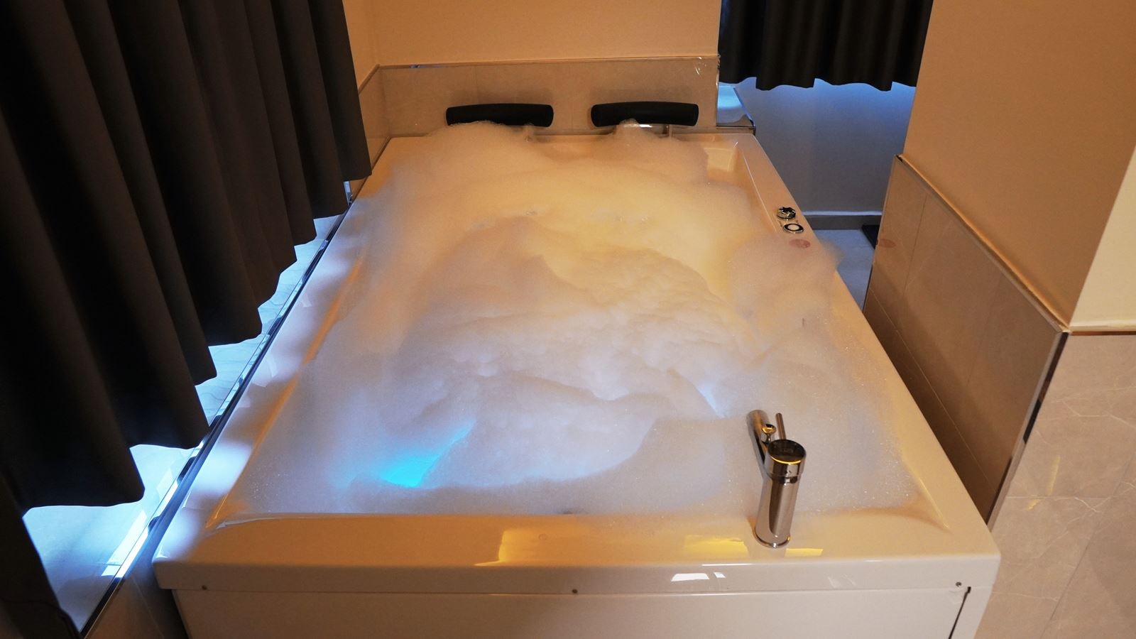 rooms-vip-jacuzzi-room
